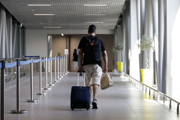 Κοροναϊός : Ένταση με τουρίστα σε αεροδρόμιο – Αρνούνταν να φορέσει μάσκα