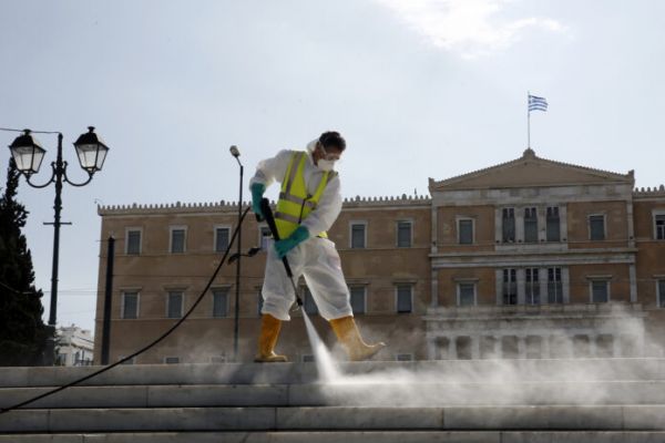 Απολυμάνσεις εκ νέου στην Αθήνα υπό τον φόβο του δεύτερου κύματος πανδημίας