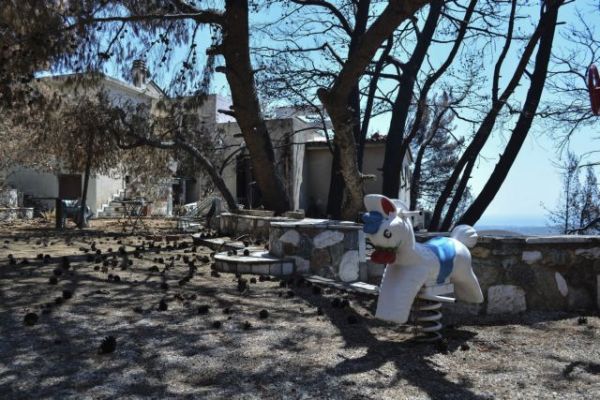 Αποκάλυψη-Μάτι: Ο βασικός υπεύθυνος για τα εναέρια μέσα έπινε καφέ με… θέα την πυρκαγιά