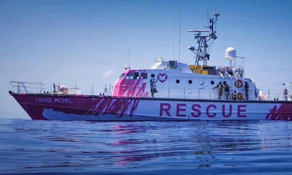 Ο Βanksy χρηματοδότησε -και ζωγράφισε- σκάφος για τη διάσωση προσφύγων στη Μεσόγειο