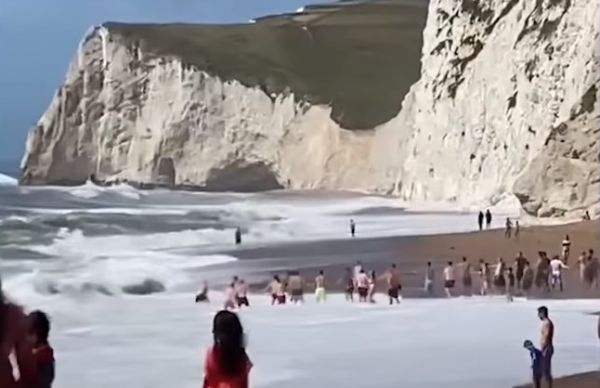 Απίστευτο βίντεο: Ανθρώπινη αλυσίδα σώζει άνδρα από τεράστια κύματα