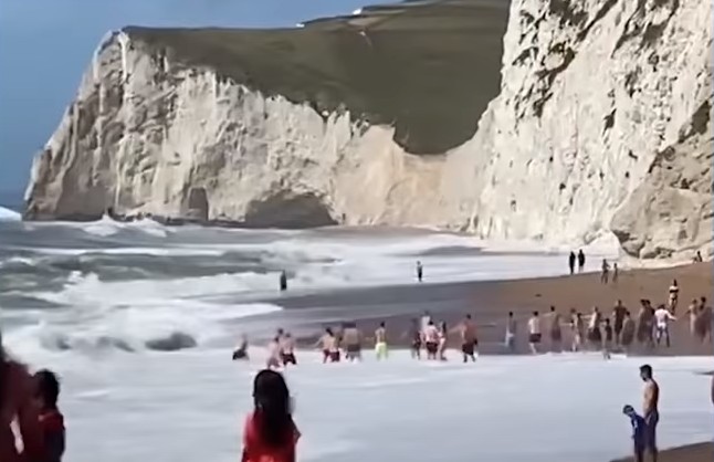 Απίστευτο βίντεο: Ανθρώπινη αλυσίδα σώζει άνδρα από τεράστια κύματα