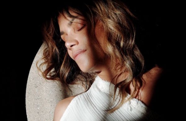 Η Χάλι Μπέρι παραμένει το απόλυτο κορίτσι του Τζέιμς Μποντ