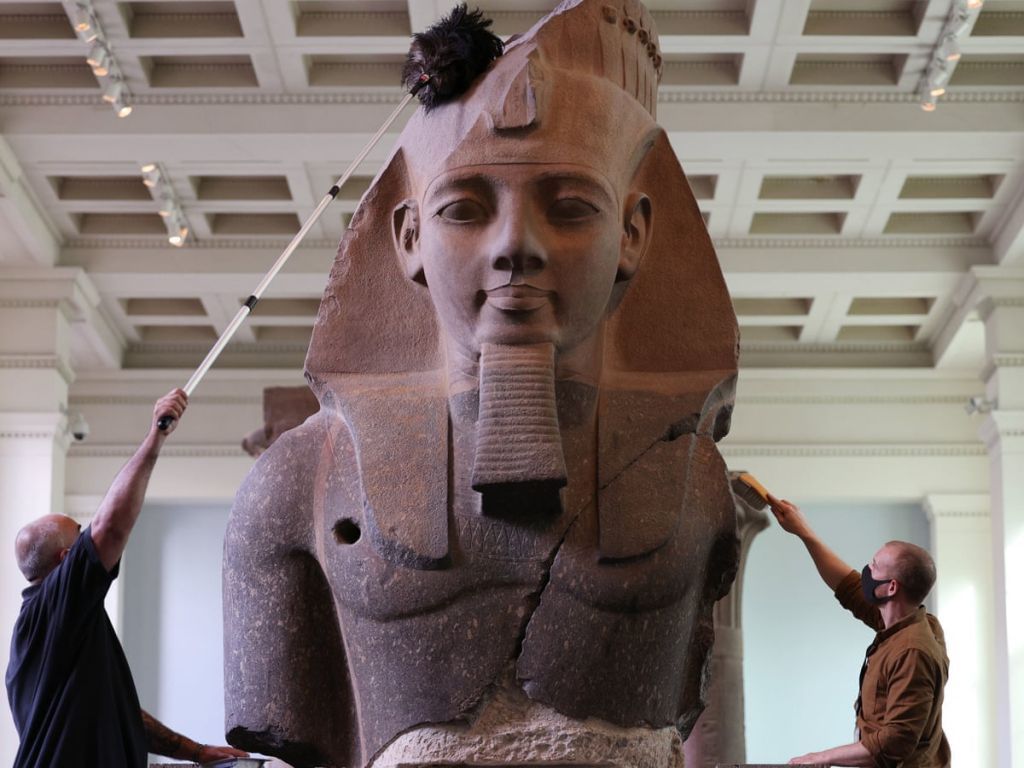 Βρετανικό Μουσείο: Μεγάλη επιχείρηση καθαρισμού – «Διώχνουν» τη σκόνη από τα αγάλματα