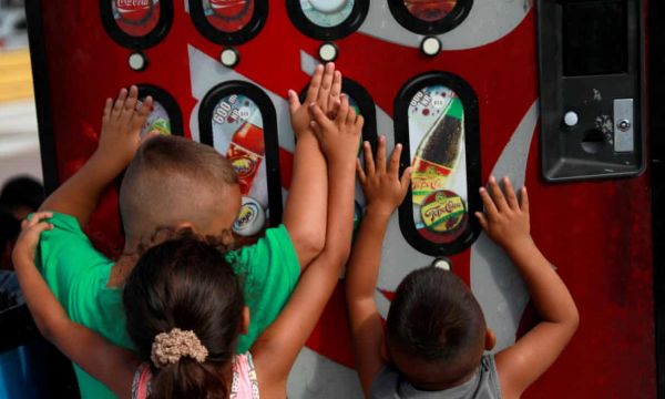 Παιδική παχυσαρκία : Πού απαγορεύτηκε η πώληση αναψυκτικών και fast food σε παιδιά