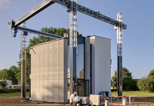 Ένα διώροφο σπίτι φτιαγμένο από έναν 3D εκτυπωτή