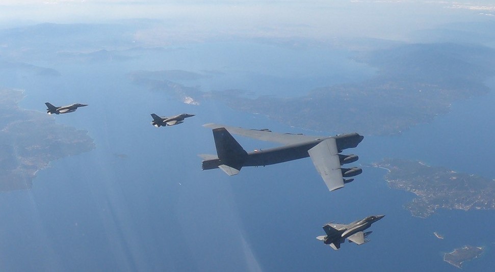 Eλληνικά μαχητικά F-16 συνόδεψαν αμερικανικό βομβαρδιστικό B-52