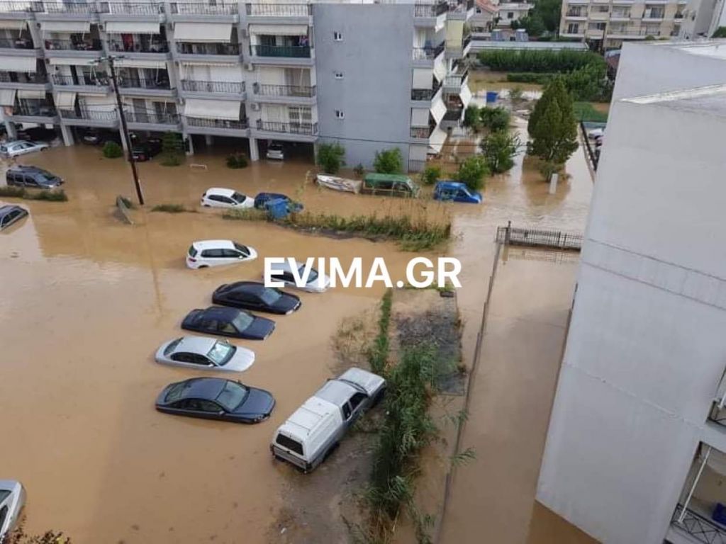 Εύβοια : Συγκλονιστικές μαρτυρίες από την κακοκαιρία - Το νερό παρέσυρε αυτοκίνητα