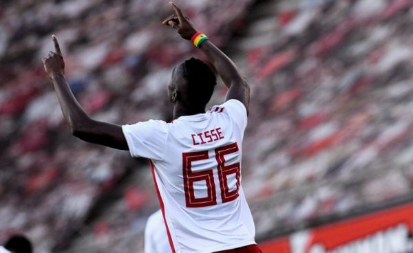 Ο Σισέ δεν πρόλαβε να σπρώξει τη μπάλα στα δίχτυα