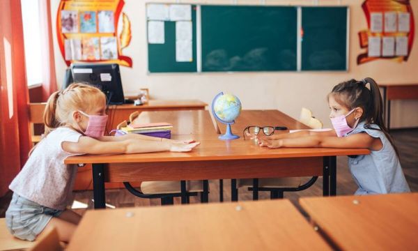 Κοροναϊός : Αντιδρούν οι γονείς για τη χρήση μάσκας – Τι απαντούν οι ειδικοί στο MEGA