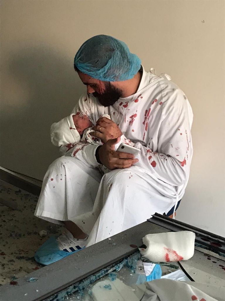 Η πιο δυνατή εικόνα από την έκρηξη στη Βηρυτό – Πατέρας κρατά τον νεογέννητο γιο του στα χαλάσματα