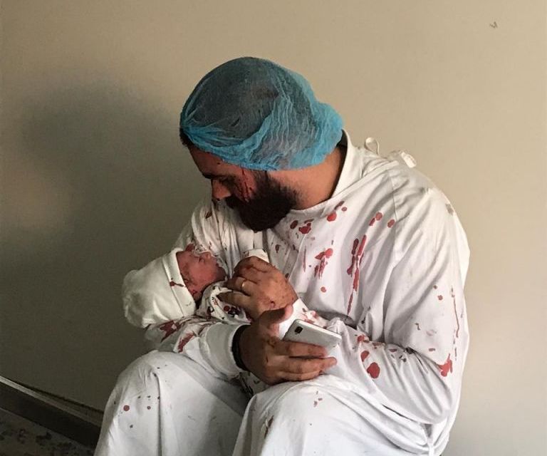 Η πιο δυνατή εικόνα από την έκρηξη στη Βηρυτό – Πατέρας κρατά τον νεογέννητο γιο του στα χαλάσματα