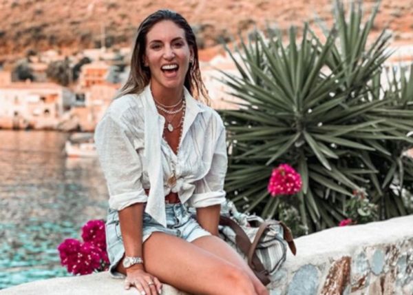 Aθηνά Οικονομάκου: Ποζάρει χωρίς μαγιό και μας δείχνει το μαύρισμα της