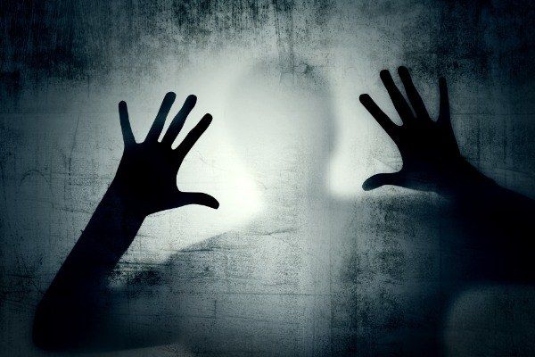 Να σταματήσουμε να ψάχνουμε εξιλαστήρια θύματα για την πανδημία