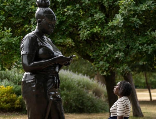 «Reaching Out»: To τρίτο άγαλμα μαύρης γυναίκας στη Βρετανία