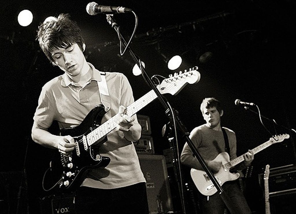 Arctic Monkeys: Ο Άλεξ Τέρνετ δωρίζει ιστορική κιθάρα του για να σωθεί ο συναυλιακός χώρο  Leadmill