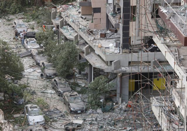Πόλη φάντασμα η Βηρυτός: Σκάβουν στα συντρίμμια για επιζώντες - Σε αναζήτηση ευθυνών για τη «Χιροσίμα» της Μέσης Ανατολής