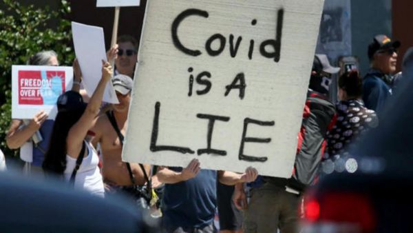 Η πανδημία των… covidiots εξαπλώνεται πιο γρήγορα και από τον κοροναϊό