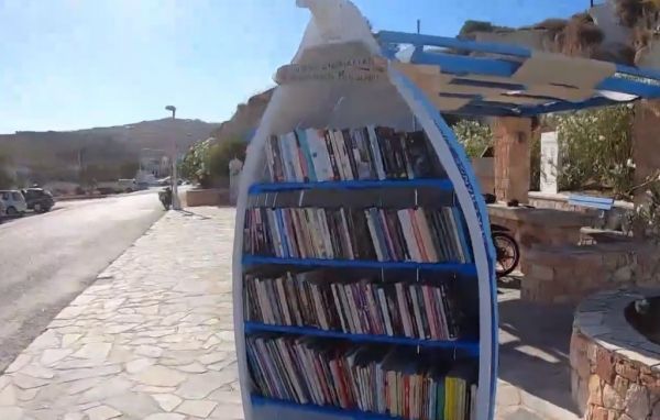 Κίμωλος: Μετέτρεψαν βάρκες σε βιβλιοθήκες και τις έβαλαν στην παραλία