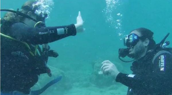 Αλόννησος: Πρόταση γάμου κάτω από το νερό