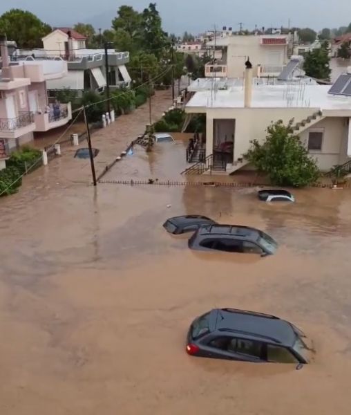 Δραματικές στιγμές στο Μπούρτζι: Εγκλωβισμένοι οι κάτοικοι, ζητούν βοήθεια