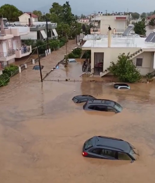 Δραματικές στιγμές στο Μπούρτζι: Εγκλωβισμένοι οι κάτοικοι, ζητούν βοήθεια
