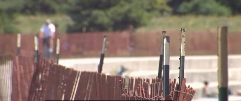 Κοροναϊός : Φράχτης σε παραλία για να σταματήσει ο συνωστισμός