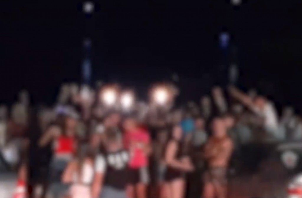 Έκλεισαν μπαρ, κλαμπ, εστιατόρια, γέμισαν οι πλατείες