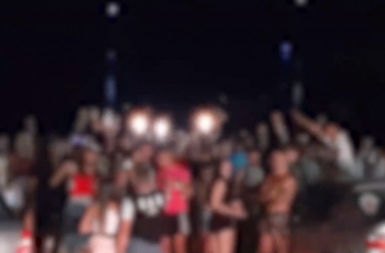 Έκλεισαν μπαρ, κλαμπ, εστιατόρια, γέμισαν οι πλατείες