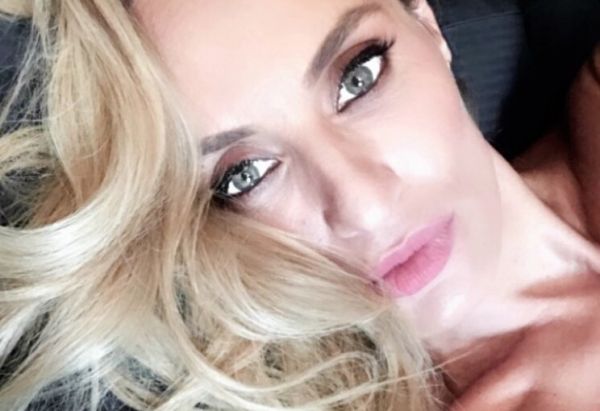 Ελεονώρα Μελέτη : Παιχνίδια με την κόρη της στη θάλασσα