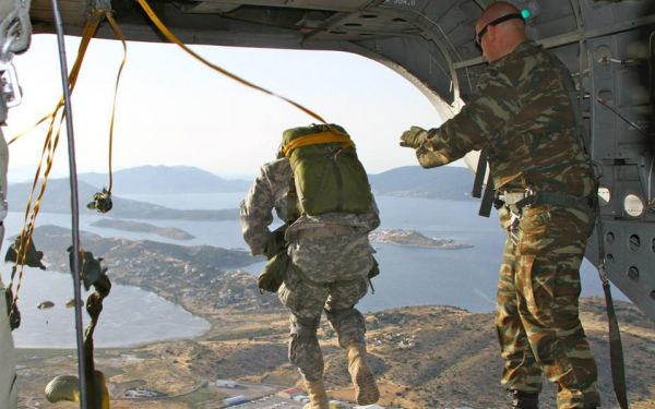 Εντυπωσιακές εικόνες από την εκπαίδευση των ελλήνων αλεξιπτωτιστών