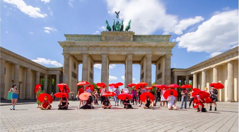 Βερολίνο: Άνοιξαν οι οίκοι ανοχής αλλά απαγορεύεται η συνεύρεση