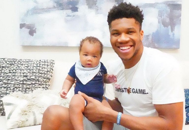 O μικρός Αντετοκούνμπο αποθεώνει τον μπαμπά Γιάννη σε… εικονική εξέδρα