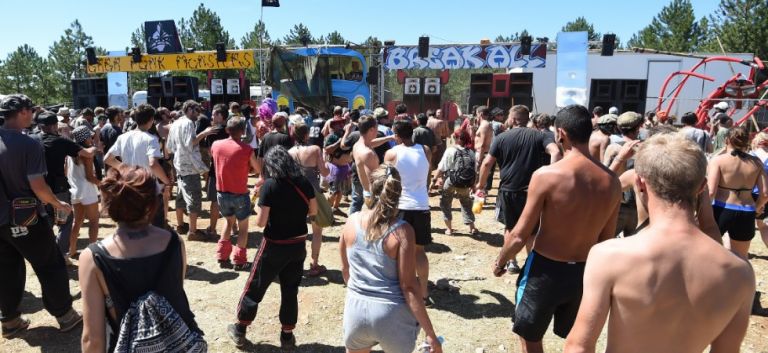 Πάνω από 5.000 άτομα σε rave πάρτι στη Γαλλία – Ανησυχία στις αρχές για έξαρση κοροναϊού