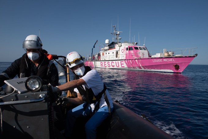 Σήμα κινδύνου εξέπεμψε το πλοίο του Bansky για τη διάσωση προσφύγων