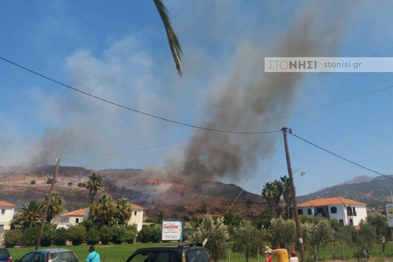 Συνεχίζει να καίει η φωτιά στην Πέτρα Λέσβου – Απείλησε σπίτια και ξενοδοχεία