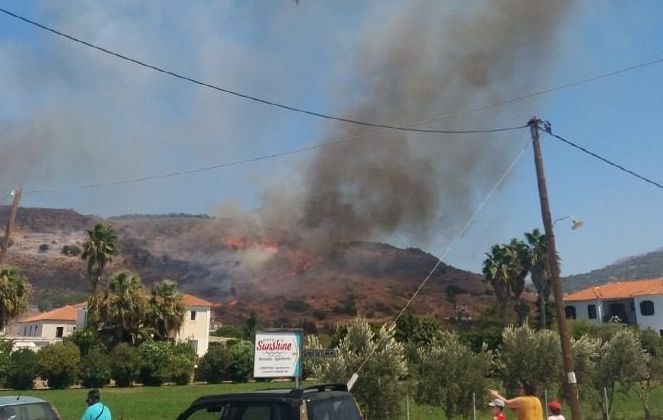 Συνεχίζει να καίει η φωτιά στην Πέτρα Λέσβου – Απείλησε σπίτια και ξενοδοχεία
