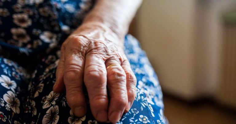 Επικοινωνία μέσα από το τζάμι – Η νέα πραγματικότητα στους οίκους ευγηρίας