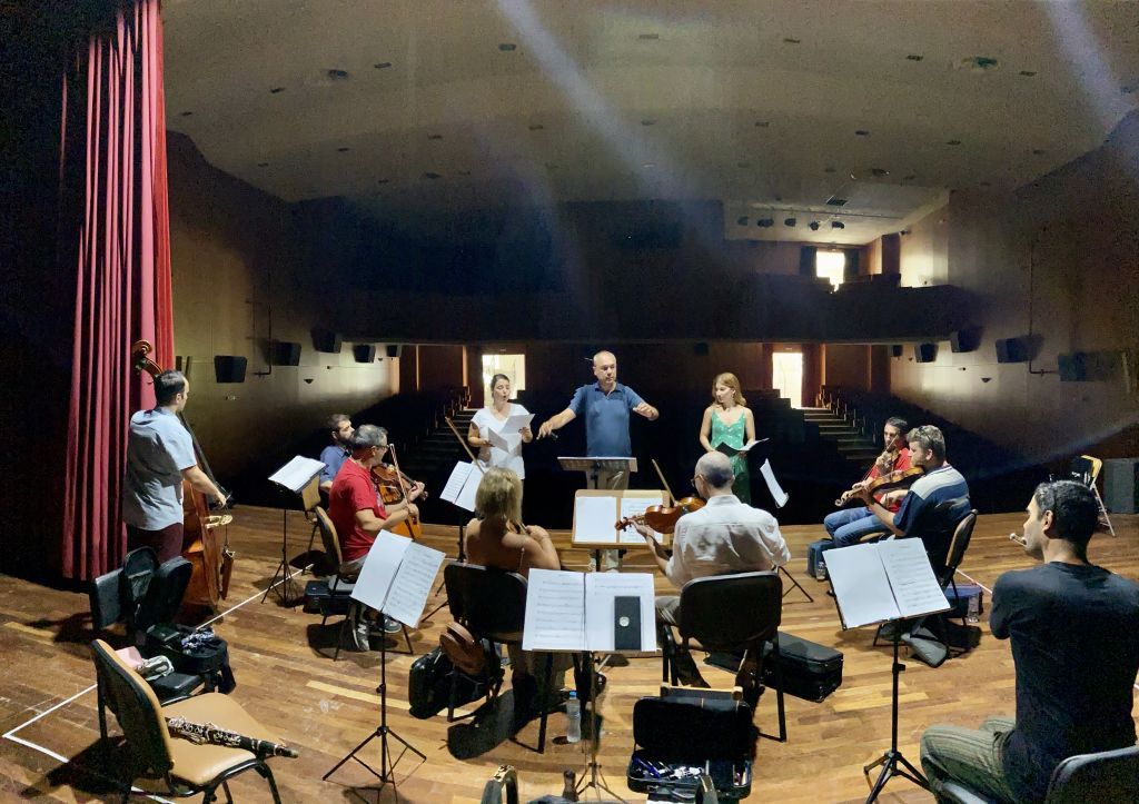 «Μικρά Νυχτερινά Μάγια»: Ενα γαϊτανάκι μουσικής και λόγου