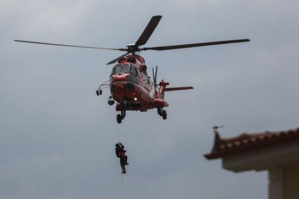 Εύβοια: Δείτε τη διάσωση εγκλωβισμένου με ελικόπτερο