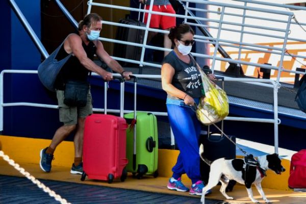 Πειραιάς: Κοσμοσυρροή στο λιμάνι, όπου φύγει φύγει οι αδειούχοι του Αυγούστου