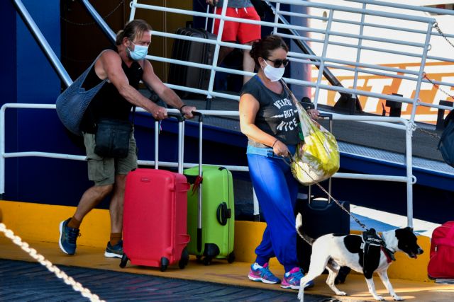 Πειραιάς: Κοσμοσυρροή στο λιμάνι, όπου φύγει φύγει οι αδειούχοι του Αυγούστου