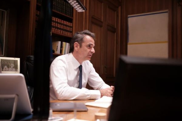 Κρίσιμη τηλεδιάσκεψη στο Μαξίμου για τον κοροναϊό