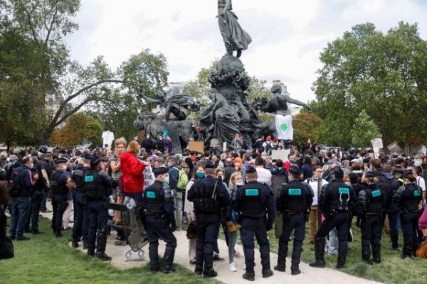 Κοροναϊός – Γαλλία : Διαμαρτυρηθείτε για τις μάσκες, αλλά… φορώντας μάσκα