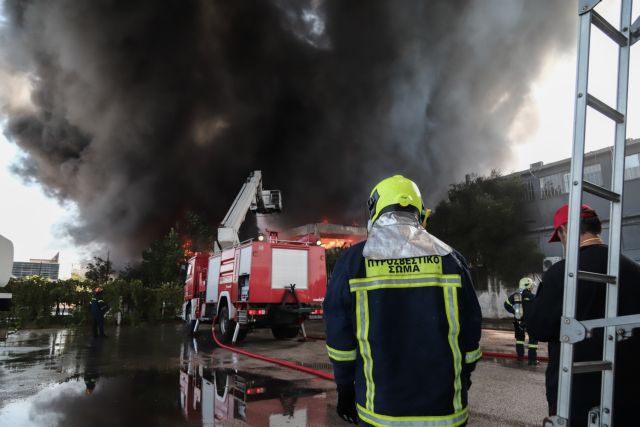 Μεταμόρφωση: Μαίνεται η πυρκαγιά στο εργοστάσιο πλαστικών - Προβληματισμός για το τοξικό νέφος