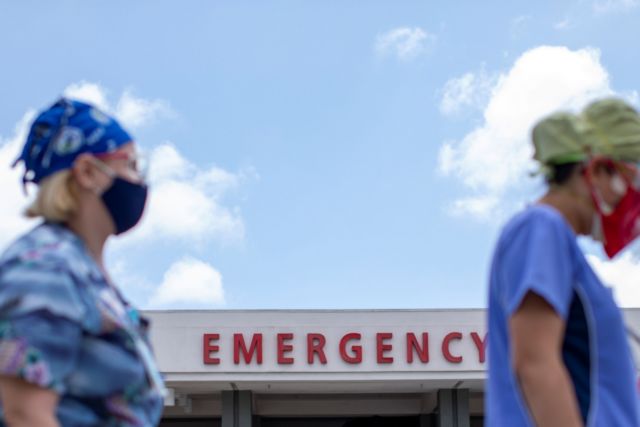 «Αναρωτιόμουν αν θα πέσω νεκρή» : Σοκάρουν οι γιατροί που πάλεψαν κατά του κοροναϊού στις ΗΠΑ