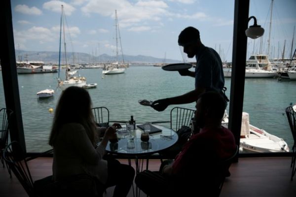 Κοροναϊός : «Βροχή» τα πρόστιμα για μάσκες και παραβάσεις σε καταστήματα