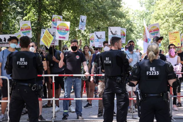 Βερολίνο: Μαζικές διαδηλώσεις κατά των μέτρων προστασίας από τον κοροναϊό