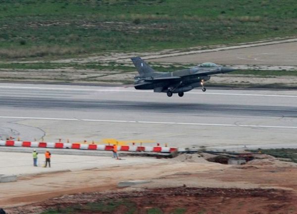 Στη βάση της Σούδας F-16 των ΗΑΕ – Νέο ηχηρό μήνυμα στην Άγκυρα