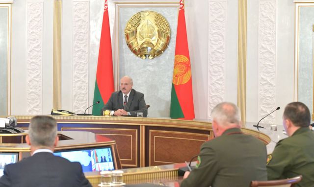 Λευκορωσία: Ο Λουκασένκο διέταξε το στρατό να υπερασπιστεί τη χώρα